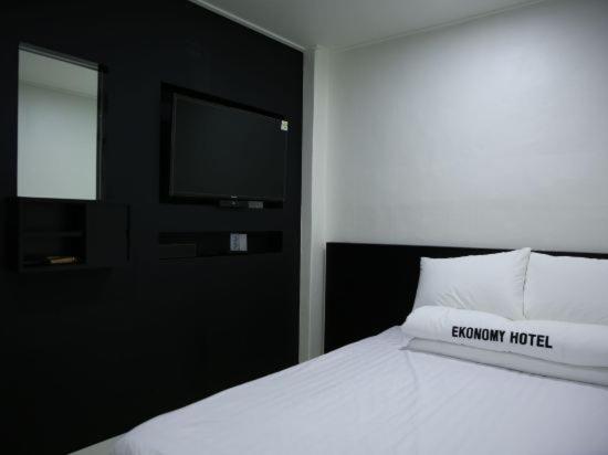 Ekonomy Hotel Gumi Εξωτερικό φωτογραφία